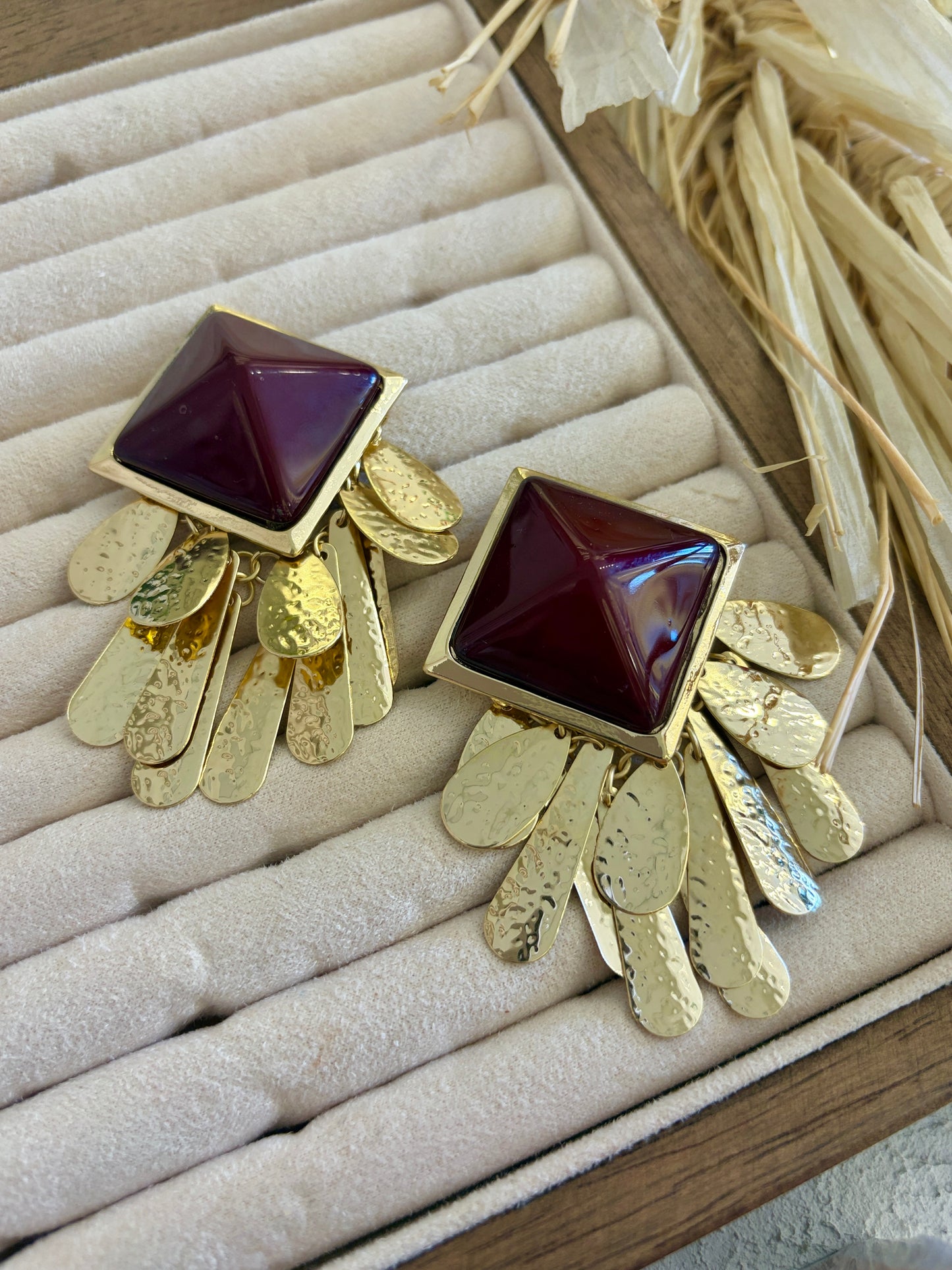 Bordo Sallantılı Küpe