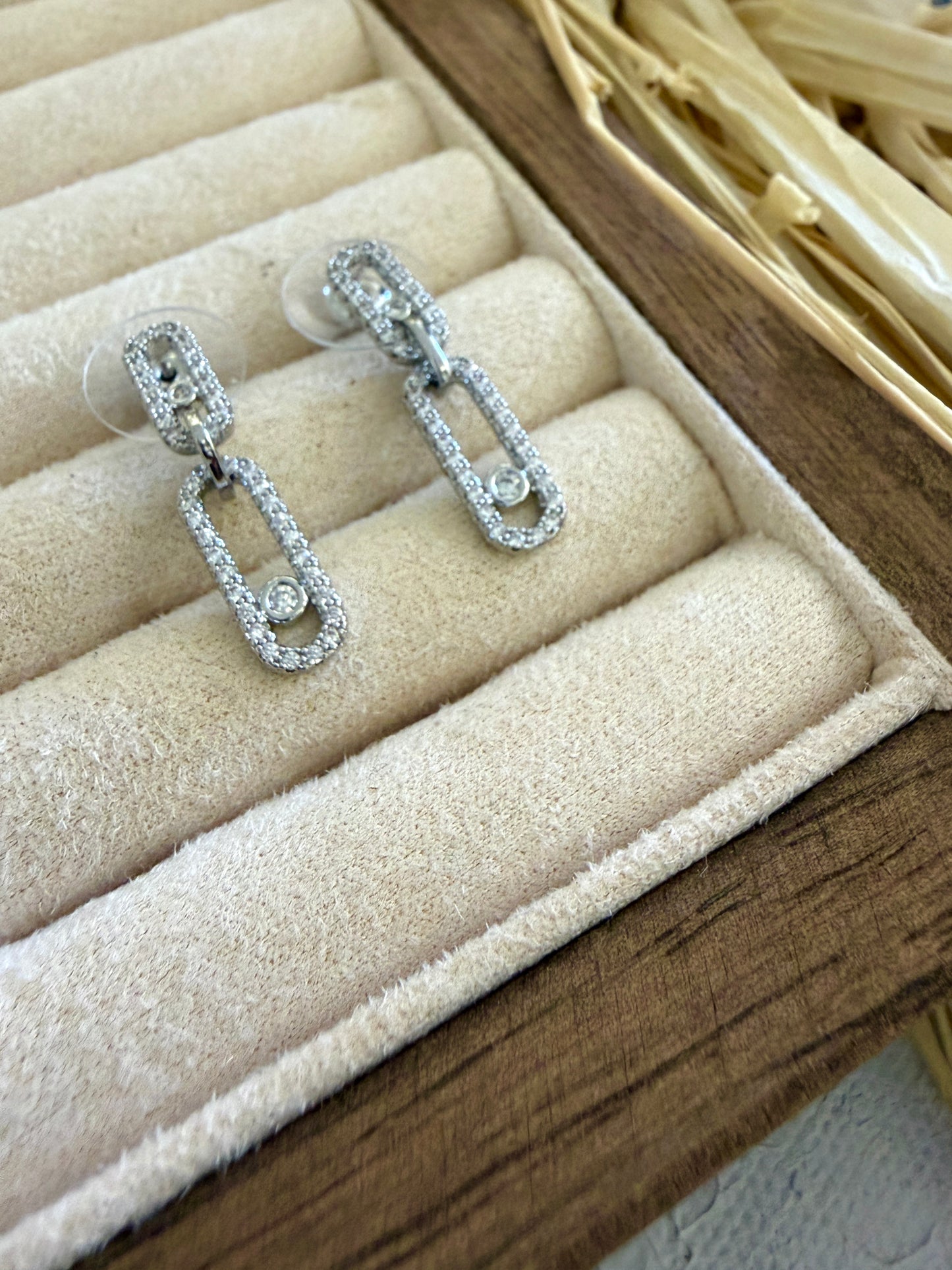 Minimal Taşlı Sallantılı Küpe